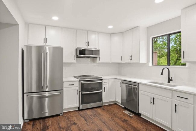 Building Photo - 1382 Almond Dr