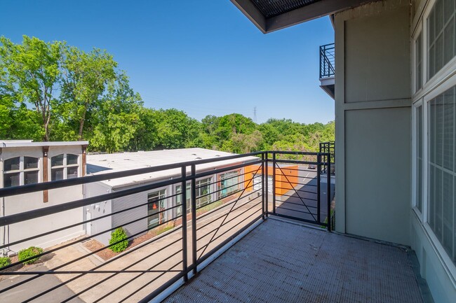 Building Photo - Wonderful 2bd/2bth uptown condo! lots of space in a beautiful building