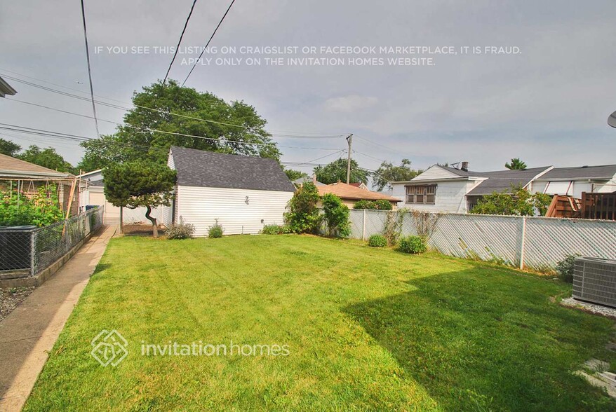 Building Photo - 3242 N Oconto Ave