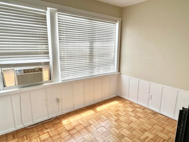 Building Photo - 13 E St