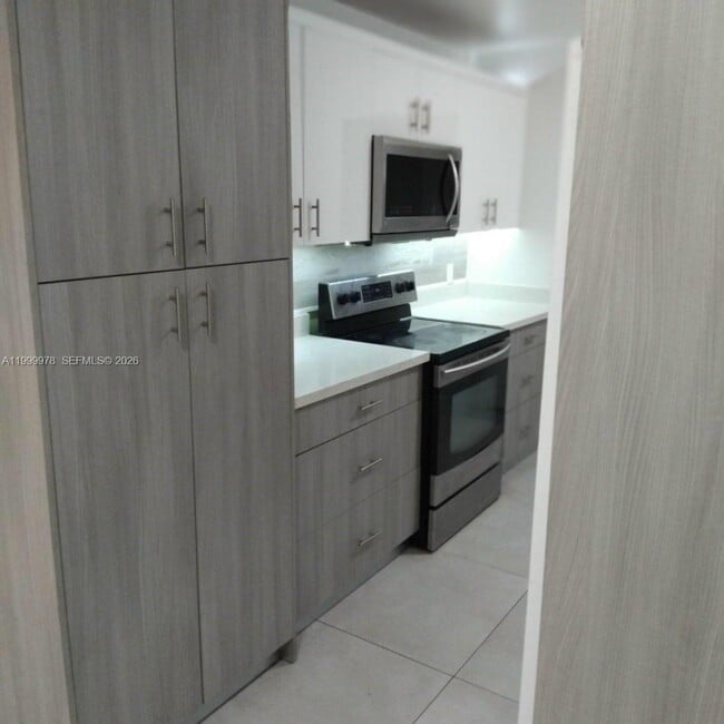 Building Photo - 1565 NE 48th St