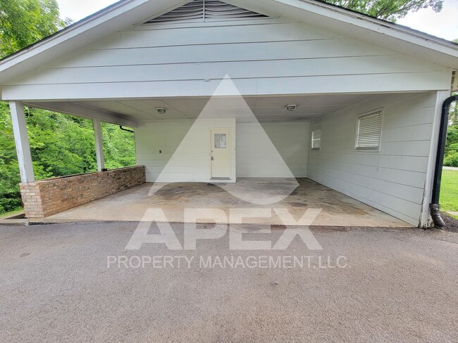 Building Photo - Spacious 3-Bd 2 BA Single Family home w/ B...