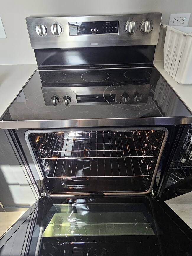 New Stove - 10100 Oakland Rd