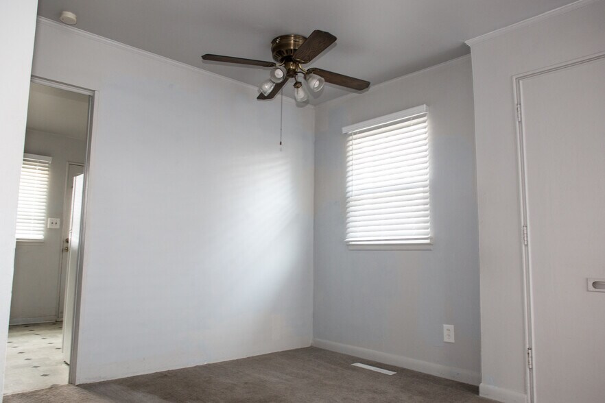 Dining area with ceiling fan. - 10631 Saratoga st