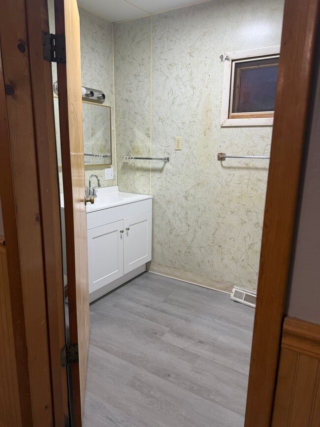 Building Photo - 3 Bedroom Home in Portsmouth