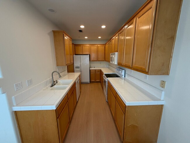 Building Photo - Dublin The Vineyards, 3 Bed 3 bath, Community Pool, Greenbelt, Close to 580 and BART