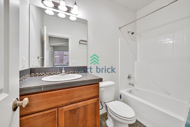 Building Photo - A spacious 4-bedroom+ 2 dens +Bonus Room a...