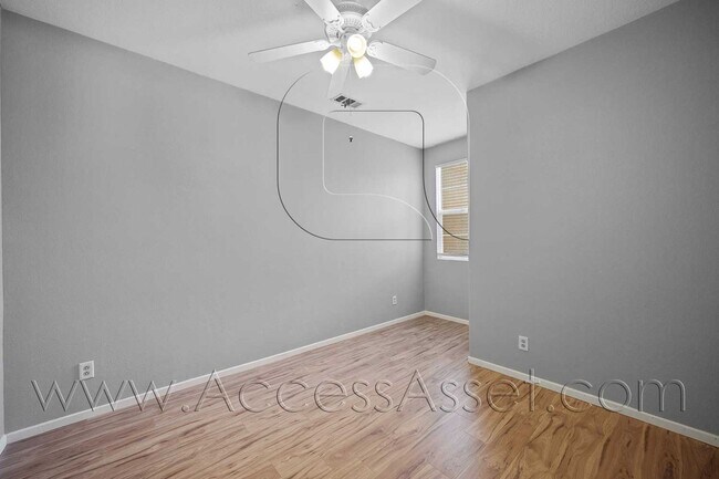 Building Photo - 3 Bed / 2.5 Bath Townhome | Open Layout + Modern Finishes