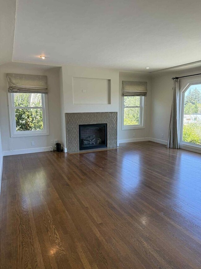 Building Photo - Redwood City Hillside Retreat – 4BR, 3BA w...
