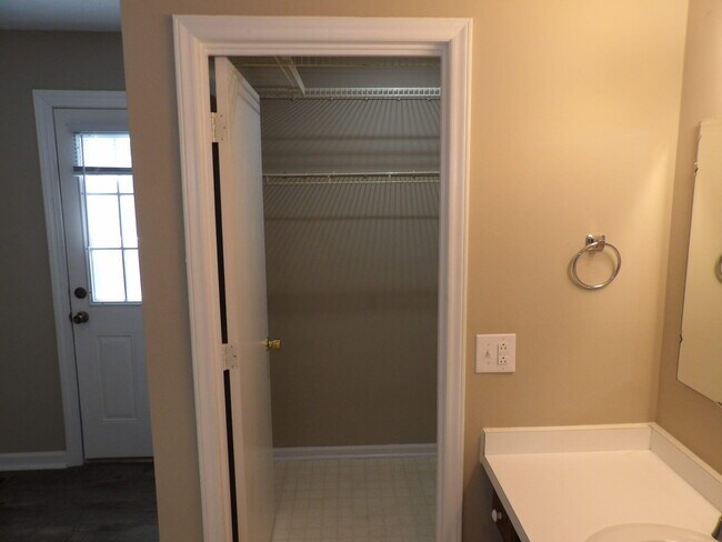 Building Photo - 176 Landings Dr