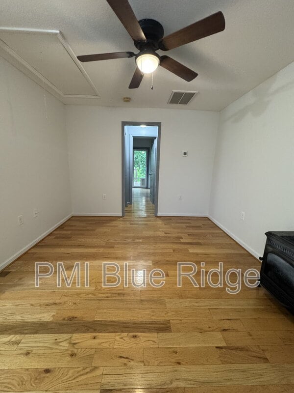 Building Photo - 922 1st Ave W