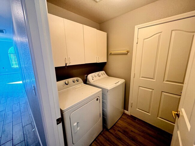 Building Photo - 2 Bed + Den Single Story Home in Guard Gated Painted Desert