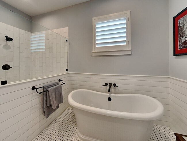 Building Photo - IMMACULATE HOME IN UNIVERSITY HEIGHTS! UPD...