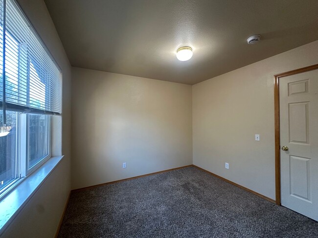 Building Photo - Ranch Style Home in NE Bend!  Fenced in backyard!