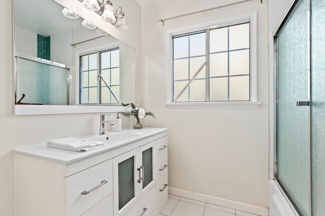 Building Photo - 1024 Hamline Pl