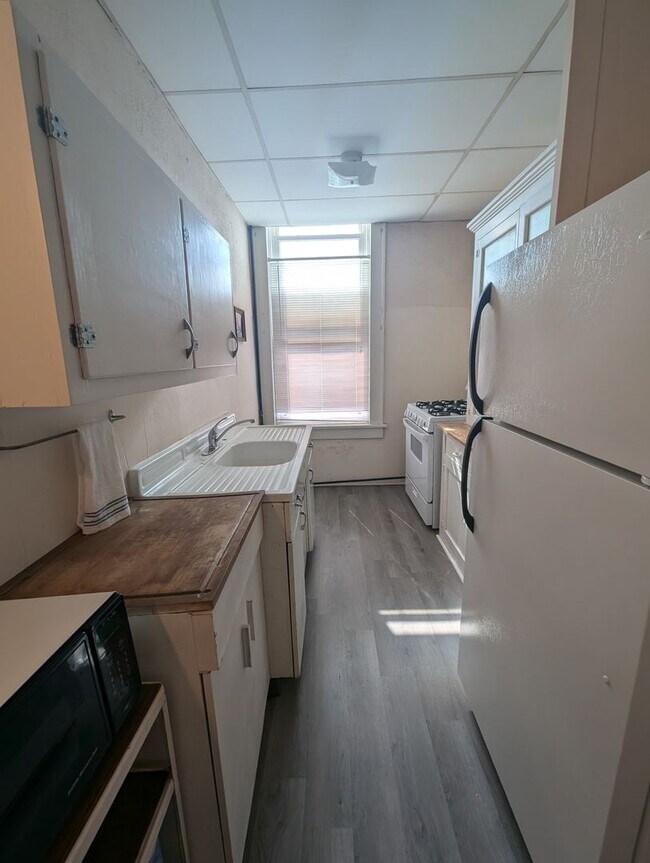 Building Photo - Furnished One Bedroom Upstairs Apartment