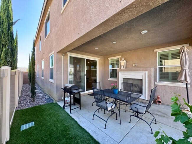 Building Photo - Stunning 5 Bedroom + Office Home with Priv...