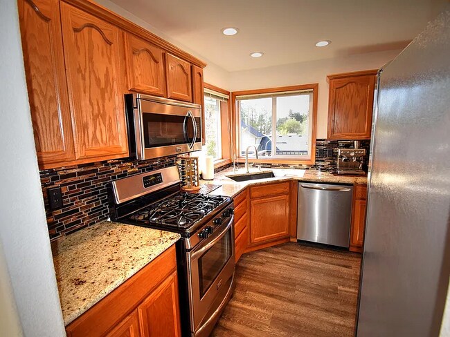 Building Photo - Welcome Home! This beautiful and spacious home