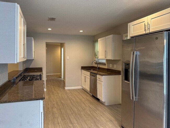 Building Photo - 4 Bedroom / 2 Bath / 2 Car Garage