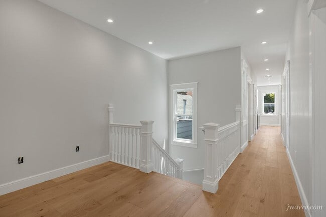 Building Photo - 439 Oak St