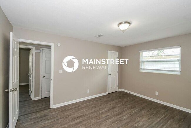 Building Photo - 3 Bedroom Pet-Friendly Home in Jacksonville, FL with Main Street Renewal