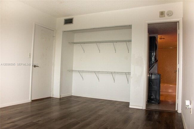 Building Photo - 4164 Inverrary Dr