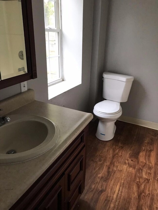 Building Photo - 3 bedrooms 1 bath