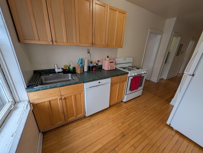 Building Photo - Spacious Albany Park 1-bed/1-bath with Sunroom and Dining Room