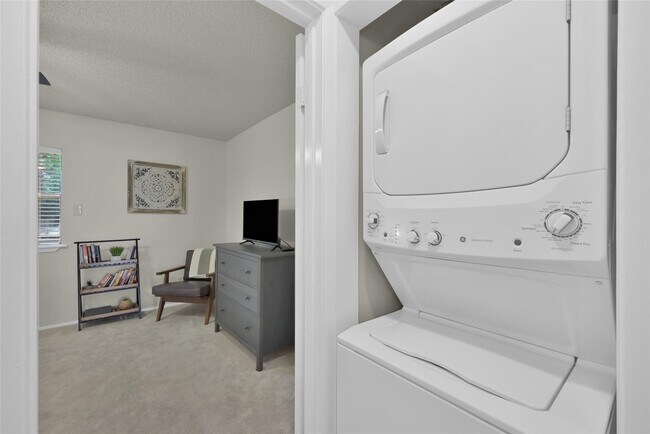 Building Photo - 3900 Aspen Dr
