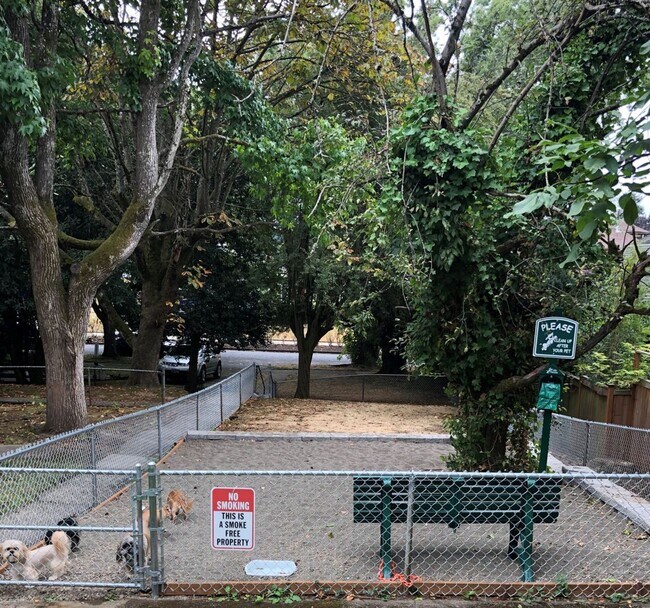 Building Photo - Vintage 2 Bedroom Townhouse