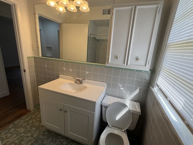 Building Photo - 914 Stratford Rd