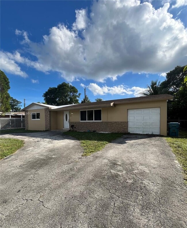 Building Photo - 150 NE 173rd St