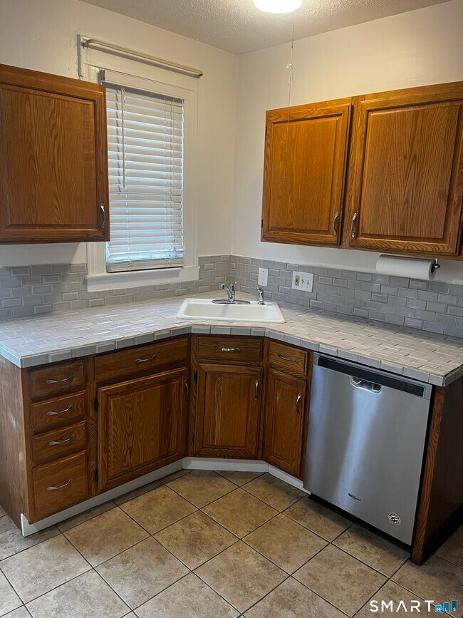 Building Photo - 84 Church St