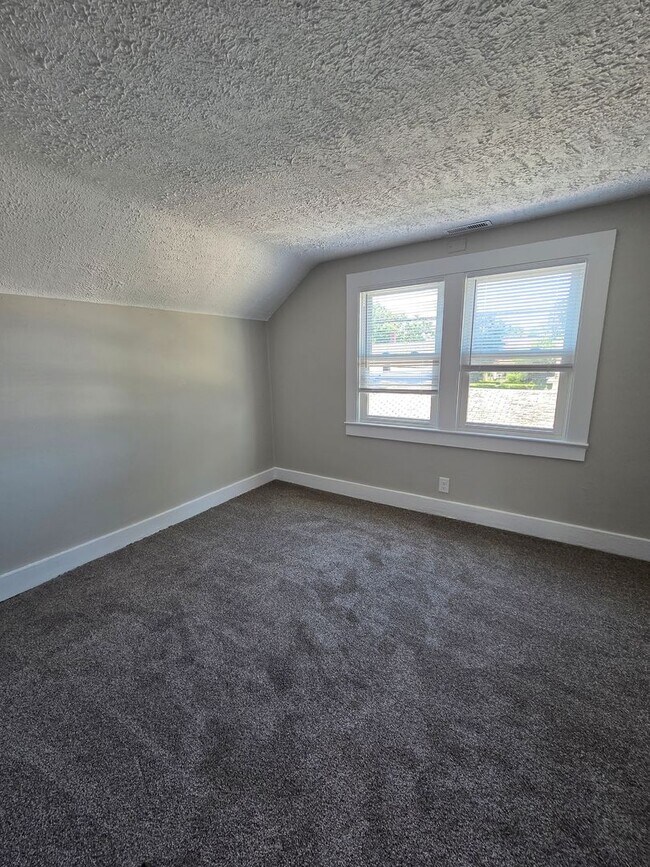 Building Photo - Three Bedroom Single Family Home AVAILABLE NOW