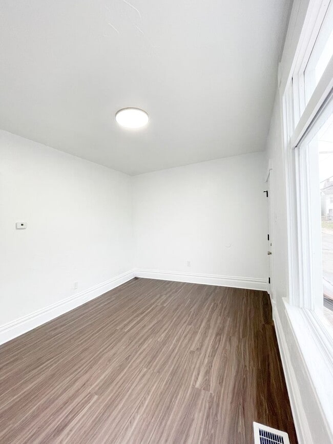 Building Photo - 709-711 Industry St