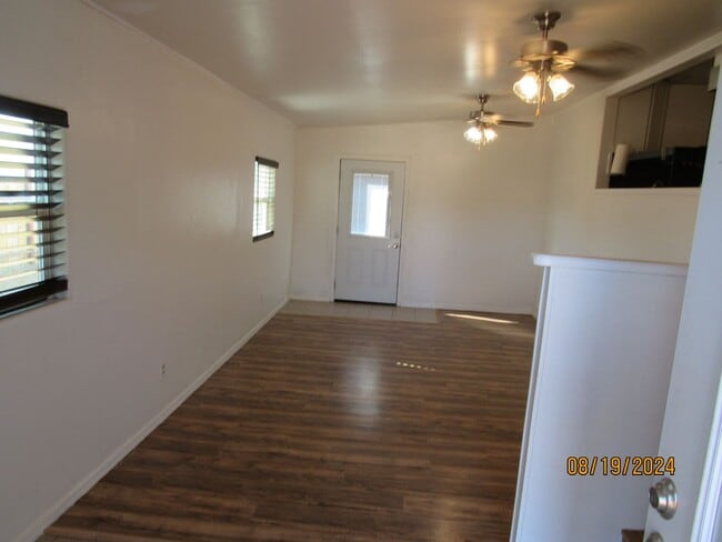 Building Photo - Cozy 2 Bedroom