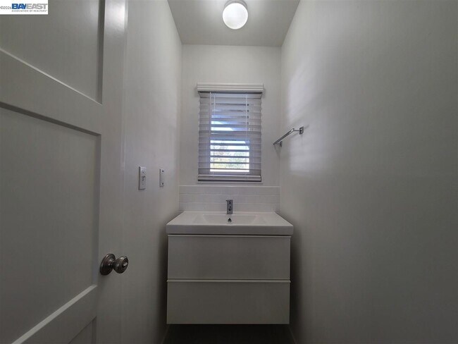 Building Photo - 749 Palomino Dr