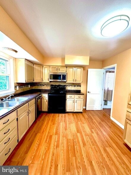 Building Photo - 3535 Duke St