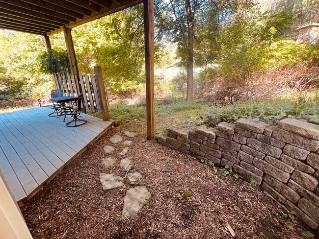 Building Photo - 567 W King St