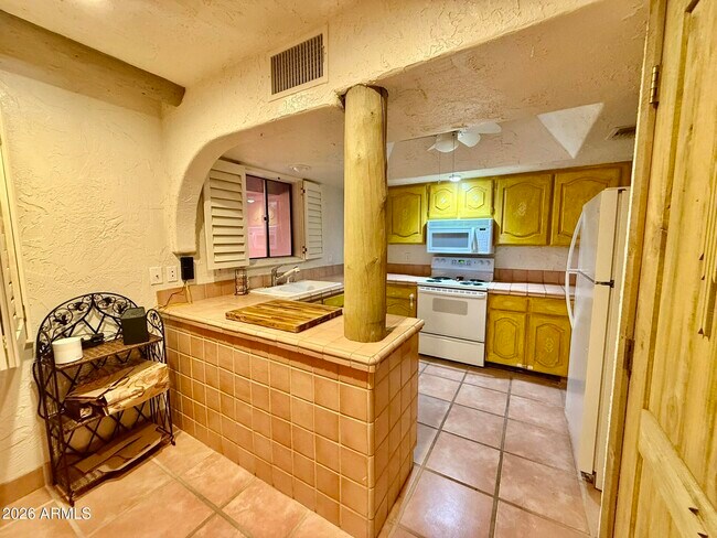 Building Photo - 4303 E Cactus Rd