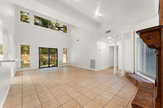 Building Photo - 33 Crystal Lake Ln