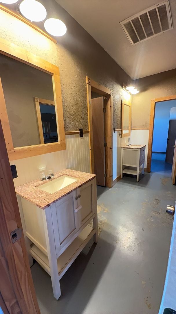 Building Photo - 3 bedroom 2 bathroom Barn dominium on 10 acres! First Month's Free!!