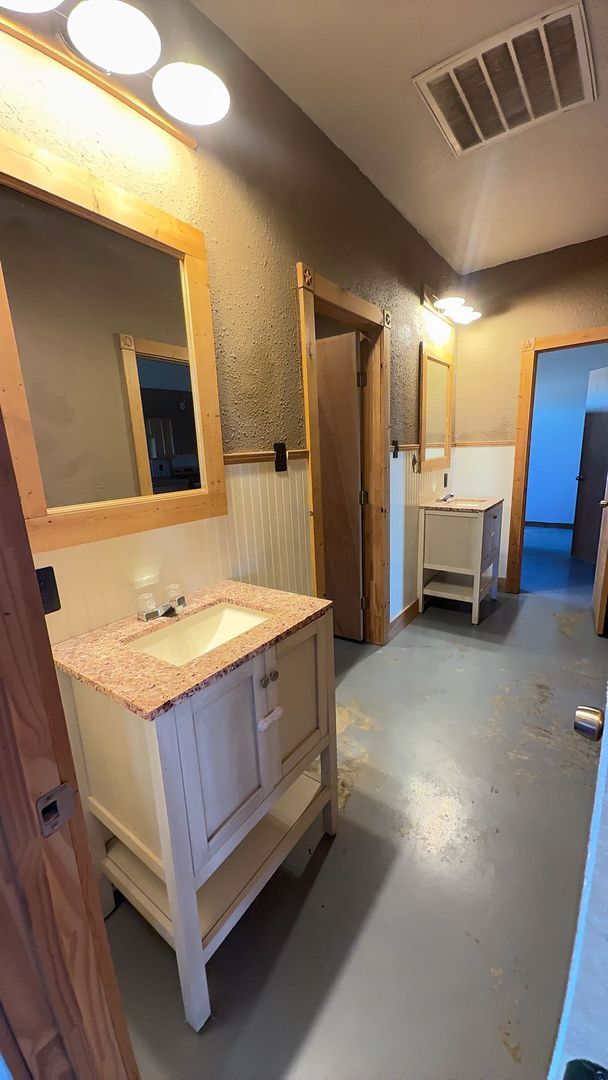 Building Photo - 3 bedroom 2 bathroom Barn dominium on 10 acres! Half off First Month's Rent!!