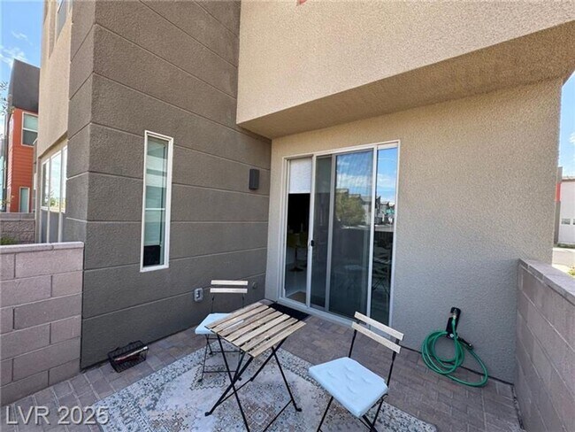 Building Photo - Modern Furnished Optional 3 Bedroom Townhome in Prime Southern Highlands Location