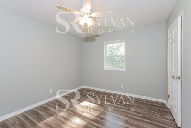 Building Photo - Don't miss out on this charming 3 BR 2 BA, home!