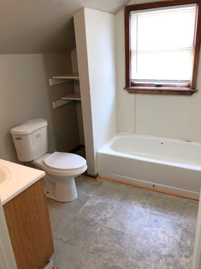 Building Photo - 3 Bed, 2 Full Bath House, MOVE-IN READY!!