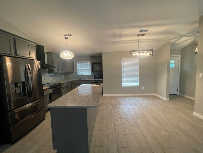 Building Photo - 419 Primrose Cir