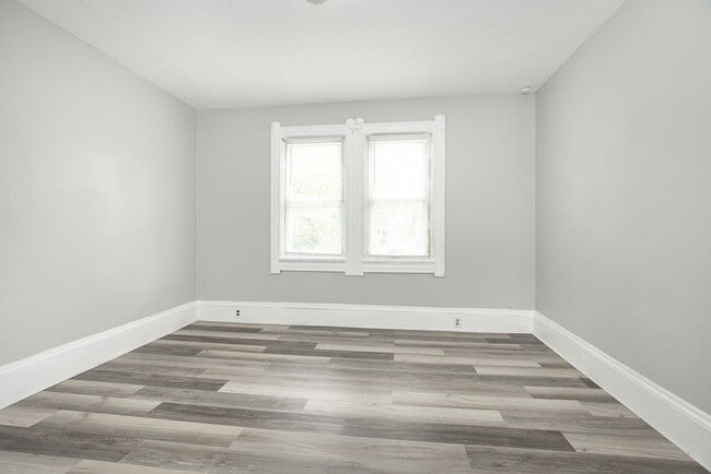 Building Photo - 3 Bedroom/1 bath Single House!!