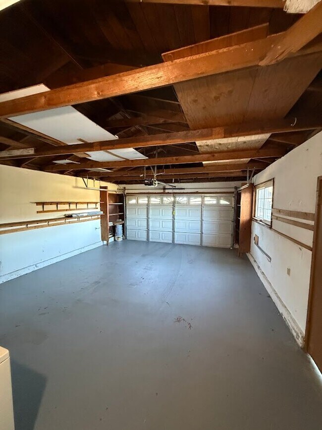 Building Photo - Beautiful 4 Bedroom, 2 Bathroom, Sylmar Home! Ready for Move-In!