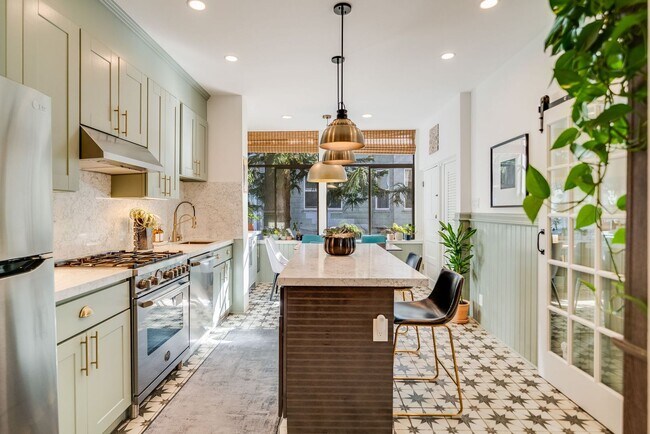 Building Photo - Cole Valley/Ashbury Heights: Remodeled Fla...